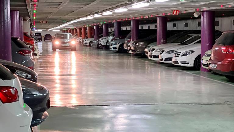 El parking de Les Oques, prácticamente lleno a media mañana. FOTO: Alfredo González
