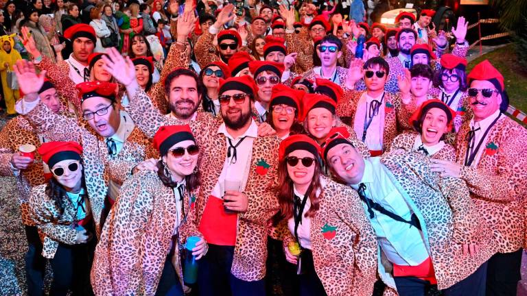 La chaqueta leopardo con barretina hacía referencia a la banda que puso música a la despedida del Cobi en las Olimpiadas. FOTO: Alfredo González