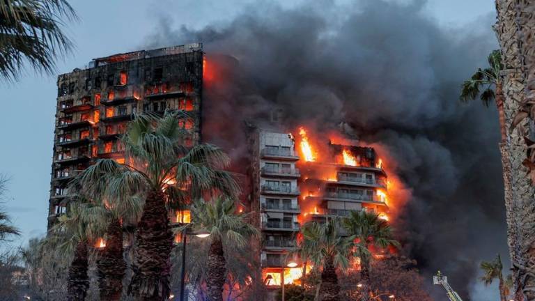 Imagen del edificio en llamas. Foto: EFE/Manuel Bruque