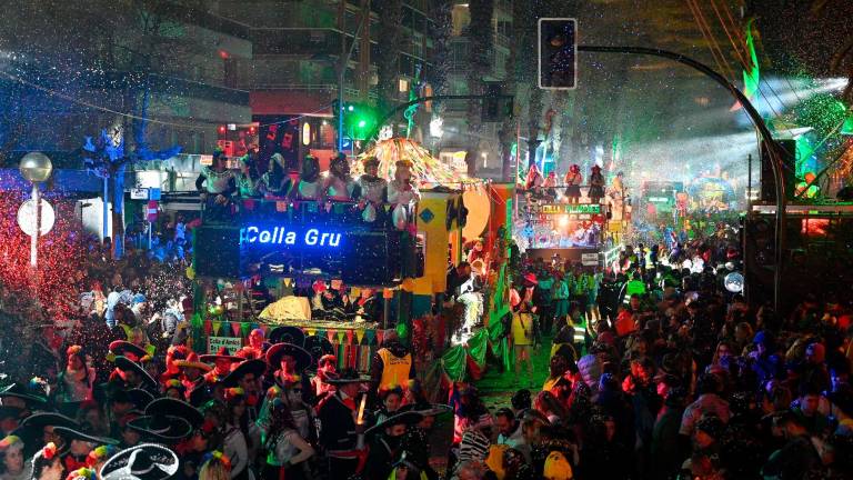 El paseo Jaume I de Salou se convirtió en el epicentro de la actividad del Cós Blanc. foto: alfredo gonzàlez