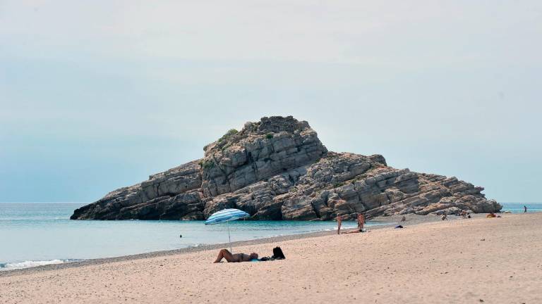 Durante los meses de verano, el 96% de los usuarios de la playa del Torn no llevan ropa. Foto: Alfredo González/DT