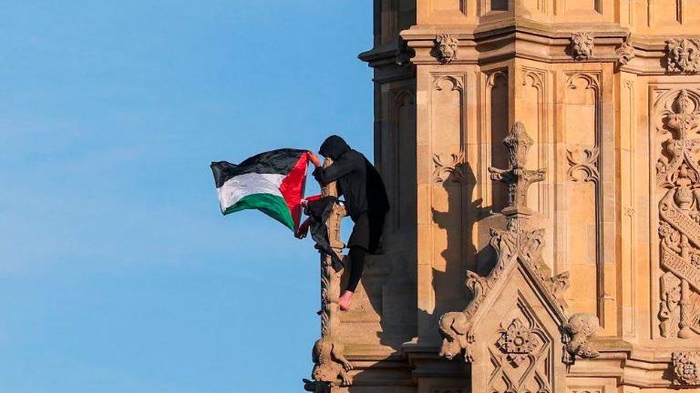 El hombre desplegó una bandera de palestina en la torre del Parlamento británico. Foto: Agencias