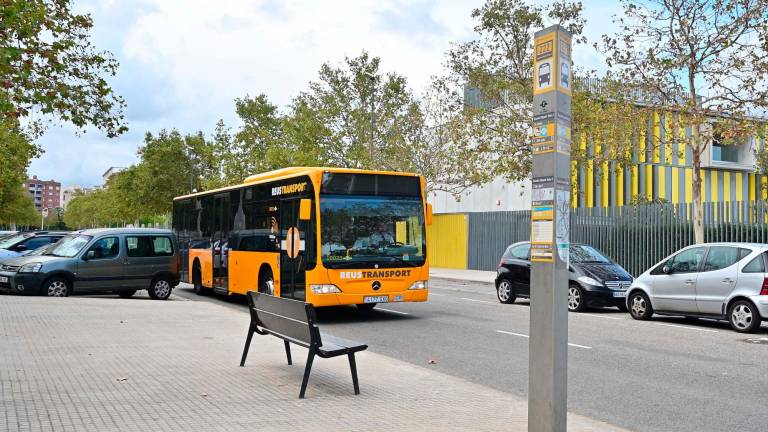 Un autobús de Reus Transport en los alrededores del Institut Roseta Mauri. Foto: Alfredo González