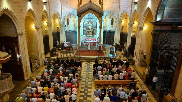 L’interior de la Prioral de Sant Pere, durant la missa. foto: Alfredo González
