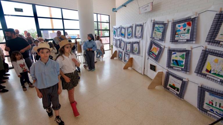Un moment de la inauguració de l’exposició a l’Escola Setze de Febrer dels Muntells. Foto: Joan Revillas