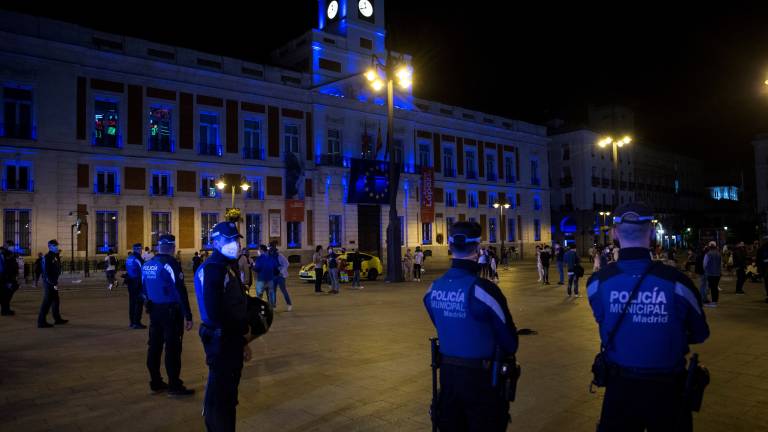 Agentes de la Guardia Urbana de Madrid, la noche que decayó el estado de alarma. FOTO: EFE