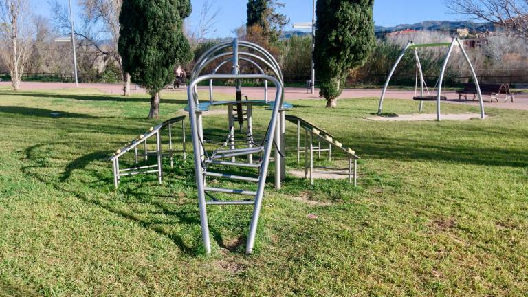 Zona infantil del parc Lluís Companys, al barri de Ferreries de Tortosa. FOTO: Joan Revillas