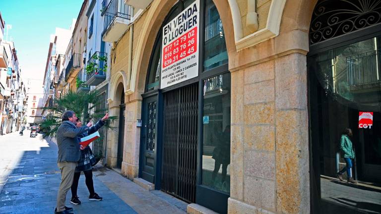 El regidor Òscar Subirats al carrer de Santa Teresa, on s’implantarà la tercera fase per revitalitzar locals comercials. Foto: A. González