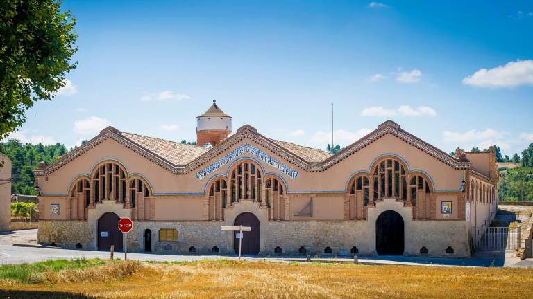 Rocafort de Queralt. La façana exterior de la primera catedral del vi feta per Cèsar Martinell. foto: cedida