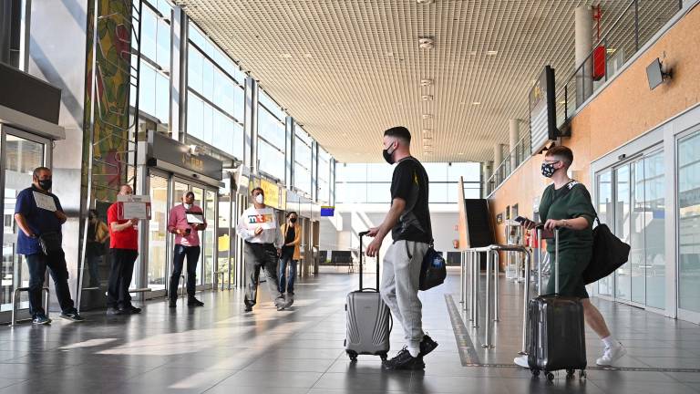 Algunos de los últimos pasajeros del año, con sus maletas en la zona de llegadas del Aeropuerto de Reus. FOTO: ALFREDO GONZÁLEZ