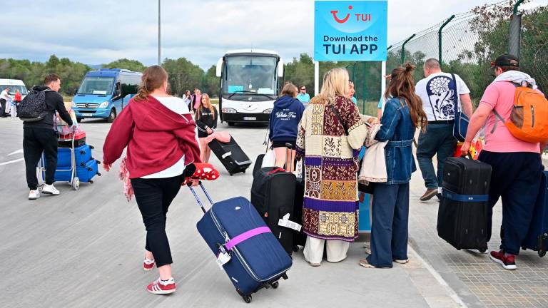 Pasajeros de TUI, ayer, en el Aeropuerto, a su llegada a Reus. Foto: Alfredo González