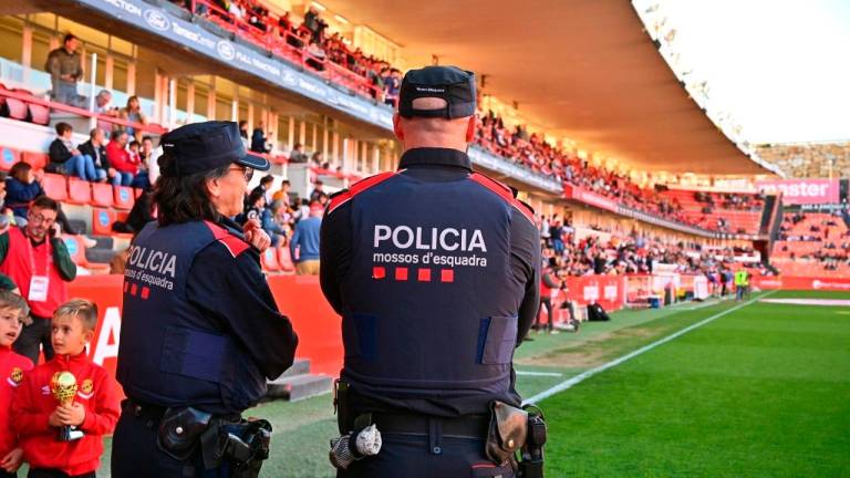 Dos mossos a pie de césped en un partido reciente. Foto: Alfredo González