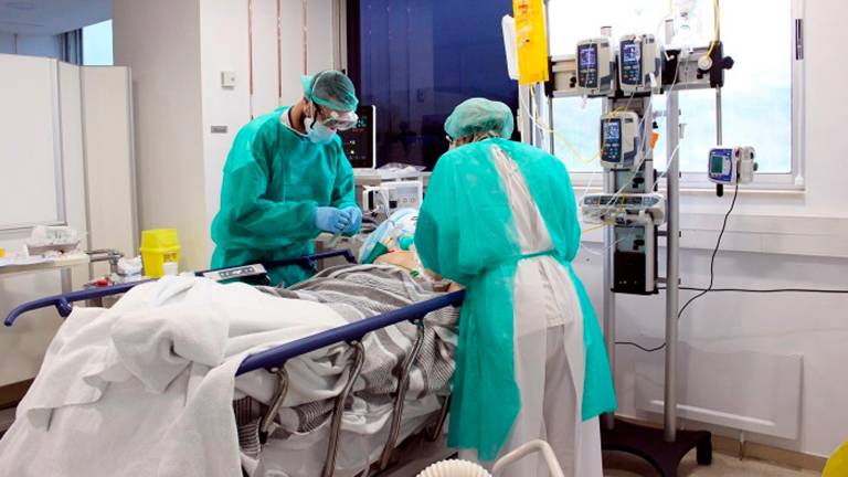 Dos professionals atenent un pacient de covid-19 a Catalunya. FOTO: ACN