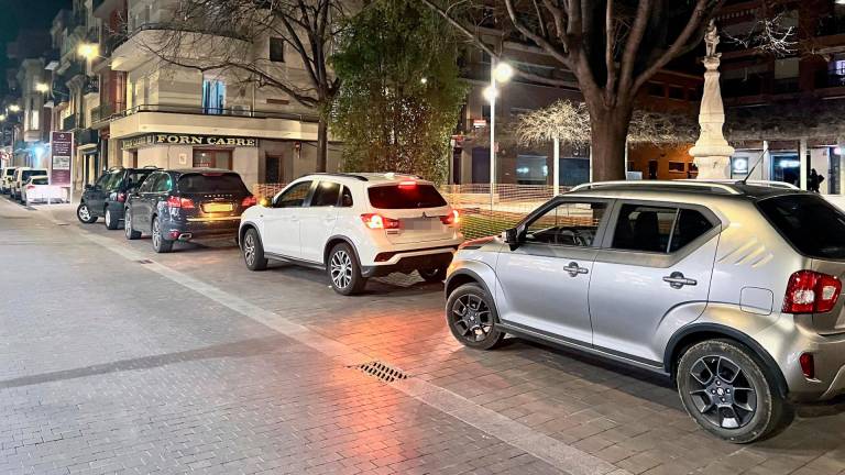 Varios coches aparcados en la plaza del Víctor. FOTO: Alfredo González