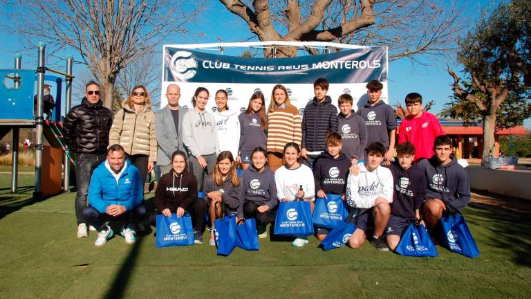 $!Ari Sánchez con miembros de la junta y de la escuela de competición. FOTO: CT Reus Monterols