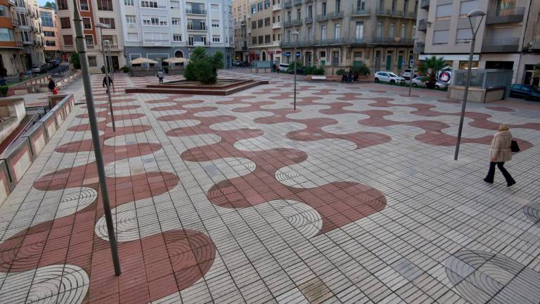 La plaça Alfons XII de Tortosa, a l’eixample, centre neuràlgic i econòmic de la ciutat. Foto: J. Revillas