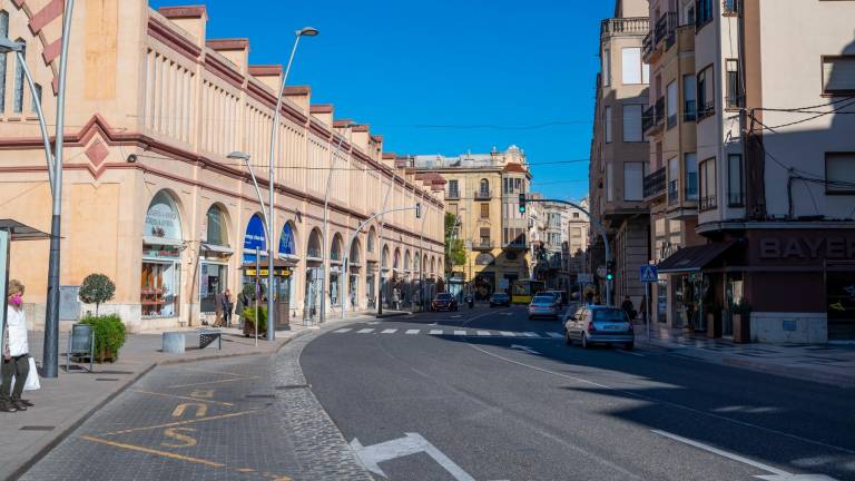 L’avinguda de la Generalitat amb el mercat municipal modernista a l’esquerra, a l’actualitat. Foto: J. Revillas