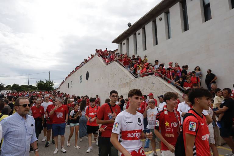 A la izquierda, Don Santi Coch llegando al Templo grana