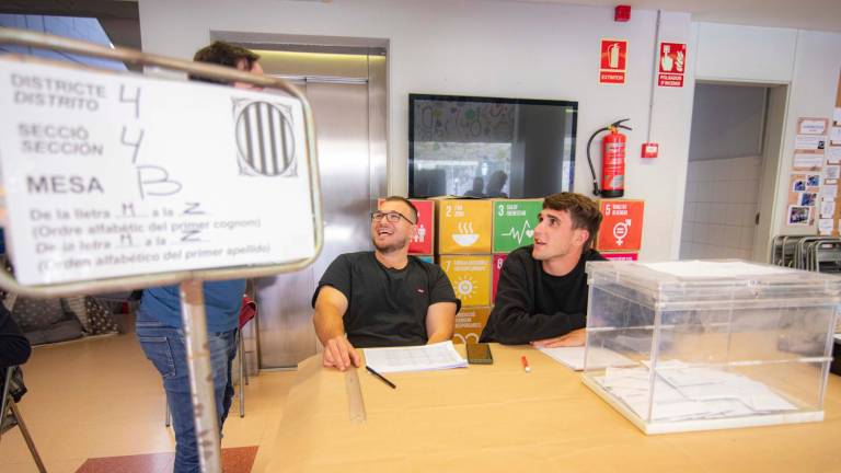 $!Alfons y Gerard compartieron mesa electoral en el Col·legi Saavedra. Foto: Ángel Ullate