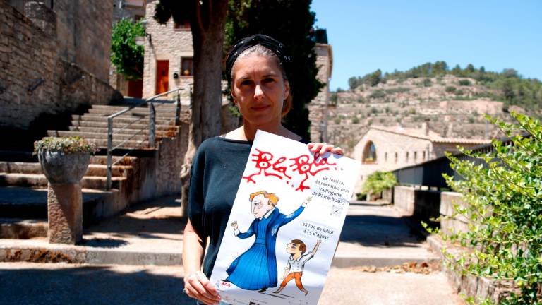 Núria Bonet, impulsora del festival Bla Bla subjectant el cartell de l’edició d’enguany. Foto: ACN