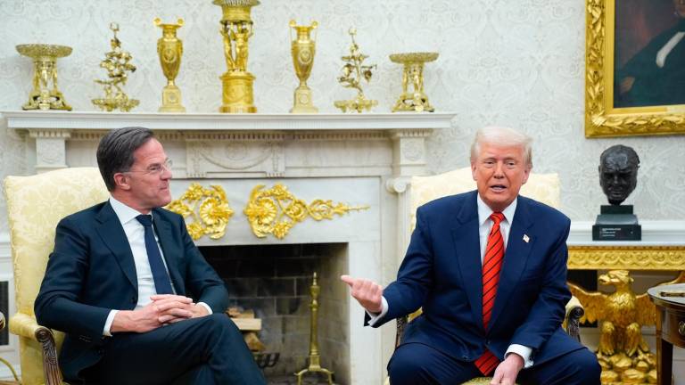 El presidente de EE.UU., Donald Trump (derecha), con el secretario general de la OTAN, Mark Rutte, en el Despacho Oval de la Casa Blanca en Washington. Foto: EFE