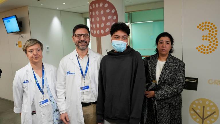 Anas Mastour (el paciente), acompañado de su madre, Malka Kamal, el doctor Jesús Quintero y de la enfermera Lis Vidal. Foto: EFE