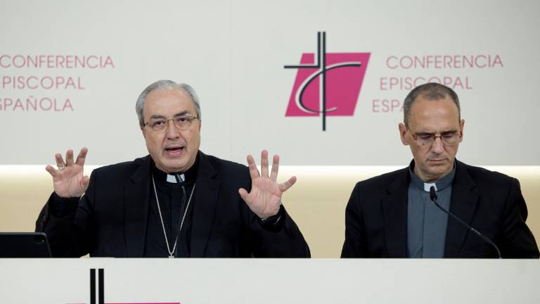 El obispo auxiliar de Toledo, Francisco César García Magán (i) en rueda de prensa para hacer un balance de la reunión de la Asamblea Plenaria de la Conferencia Episcopal. Foto: EFE/ Daniel Gonzalez