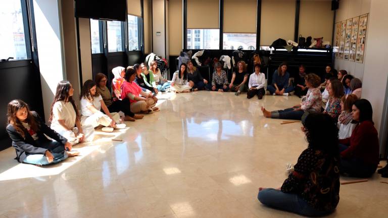 Un grupo de matronas haciendo un taller de propiocepción en Tarragona. Foto: ACN