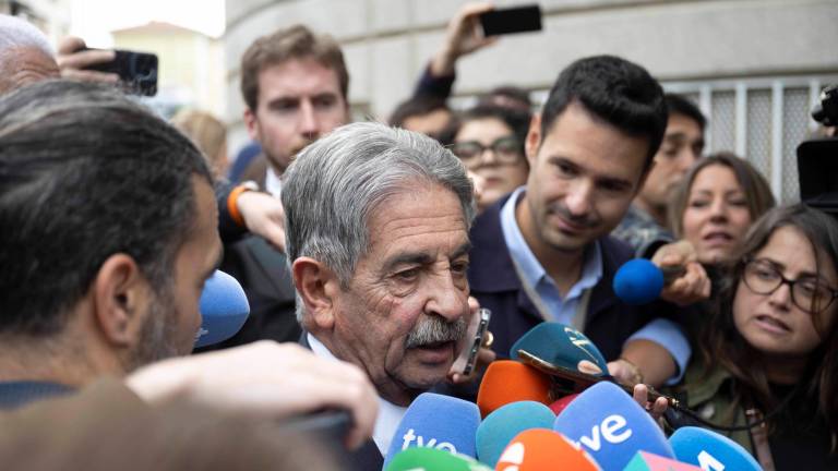 El expresidente cántabro Miguel Ángel Revilla atiende a la prensa este viernes, tras finalizar el acto de conciliación con el rey Juan Carlos. Foto: EFE