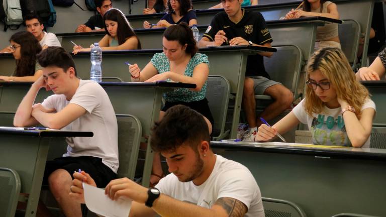 Varios estudiantes, esta mañana, en el primer día de selectividad. Foto: ACN