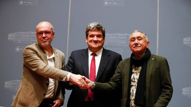 El ministro de Inclusión y Seguridad Social, José Luis Escrivá (c), y los secretario generales de CCOO y UGT, Unai Sordo (i) y Pepe Álvarez (d), tras la firma del acuerdo para la última parte de la reforma de las pensiones. Foto: EFE