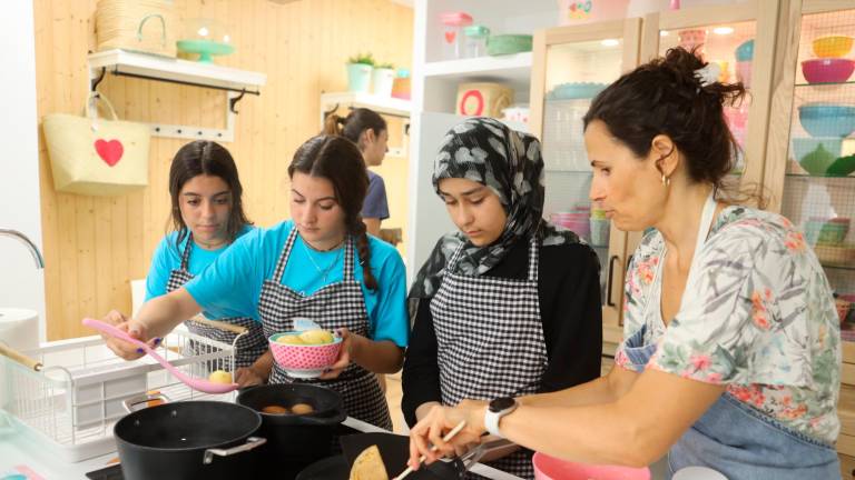 Jóvenes elaboran recetas en un taller asesoradas por una dietista. FOTO: Alba Mariné