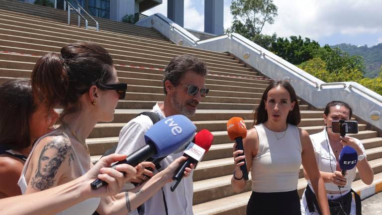 El actor Rodolfo Sancho (c) en el tribunal de Samui este miércoles donde asiste a una nueva sesión del juicio contra su hijo, el joven español Daniel Sancho, en Tailandia por el supuesto asesinato del cirujano colombiano Edwin Arrieta. Foto: EFE