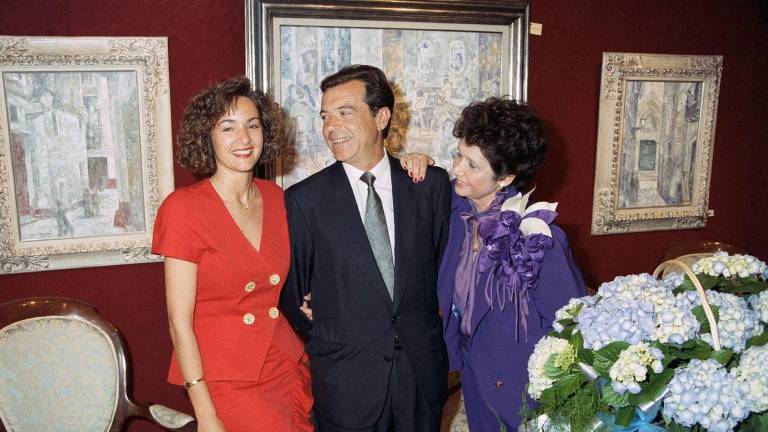 $!Pepa Quinteiro junto a sus padres, Antoni Quinteiro y Pepita Giner, en la galería durante la década de los ochenta. Foto: Galeria Anquins