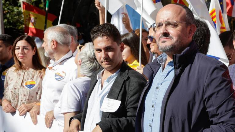El presidente del PP de Cataluny, Alejandro Fernández participa en la manifestación convocada por la plataforma Cataluña Suma por España con motivo del 12 de octubre, este miércoles en Barcelona. Foto: EFE