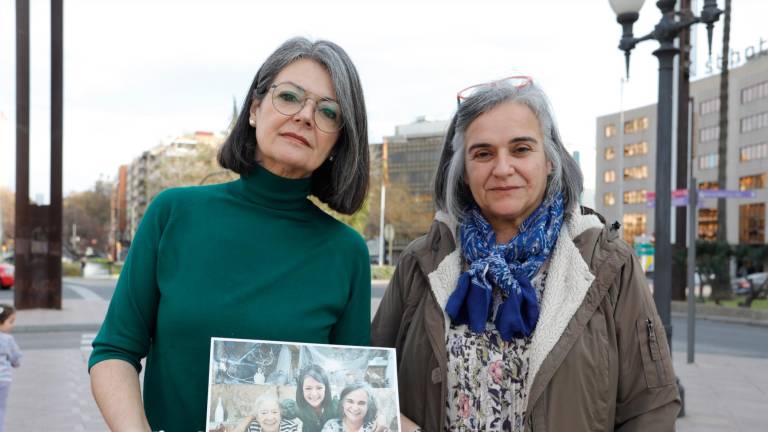 Cel e Imma Font, con una fotografía, junto a su madre Bienvenida. FOTO: Pere Ferré