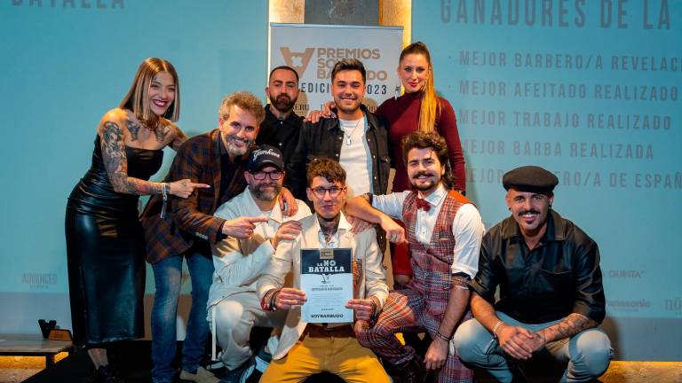 Daniel Garrido, en el centro, posa con el premio de tercer mejor barbero de España por ‘Soy Barbudo’. foto: cedida