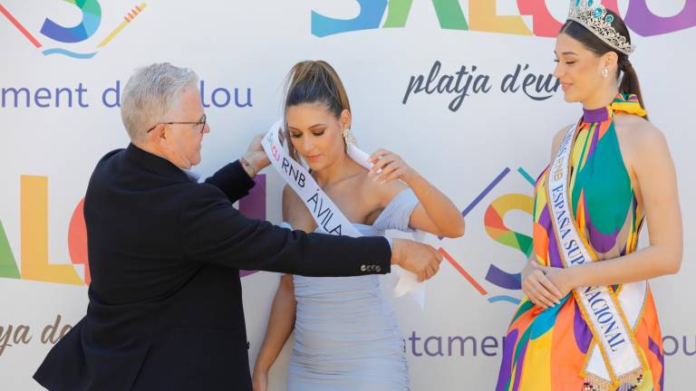 Pere Granados, alcalde de Salou, entrega la banda a una candidata a Miss RNB España. foto: Pere Ferré