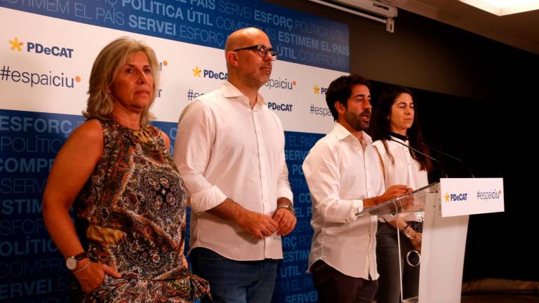 Roger Montañola, candidato del PDeCAT - Espai CiU, acompañado del número 2 Genís Boadella, la 5 Elena Turallóy la candidata al Senado, Lorena Iglesias, compareciendo durante la noche electoral. FOTO: Arnau Martínez / Maria Pratdesaba