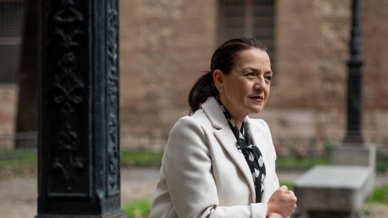 Esther Sáez, la herida más grave del 11-M, en una plaza de Alcalá de Henares (Madrid). foto: EFE/ Fernando Villar