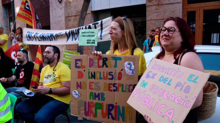 Varias decenas de profesores se manifiestan en Tarragona y convierten a Cambray en payaso
