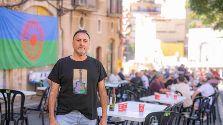 Antonio Gutiérrez en frente del local de la Associació. Foto: Àngel Ullate