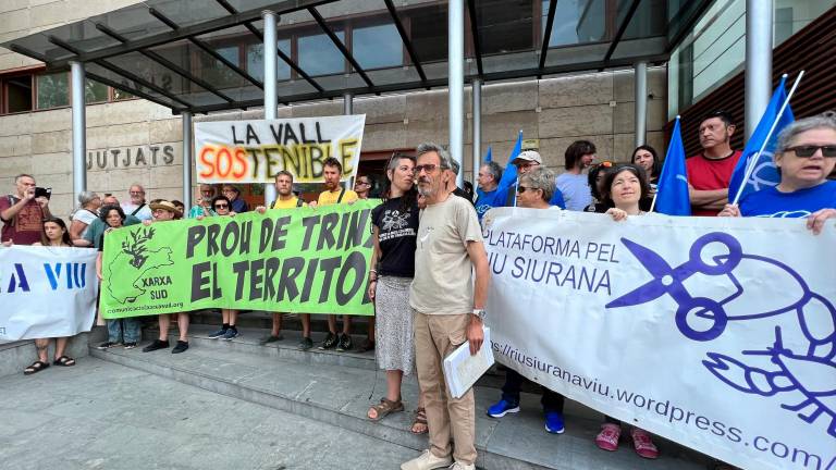 Los activistas Andreu Escolà (Gepec-EdC) y Anaïs Estrems (Plataforma pel Riu Siurana), en los juzgados de Reus. FOTO: Alfredo González