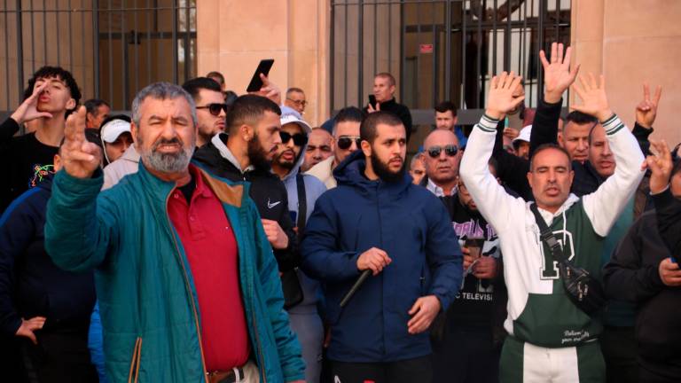 Manifestantes ante la Audiencia Nacional. Foto: ACN