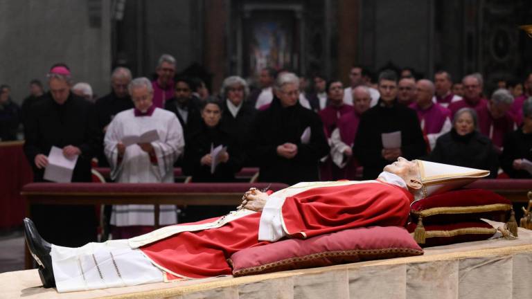 El cuerpo del papa emérito. Foto: EFE