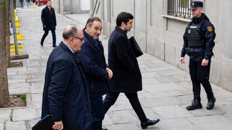 El exministro José Luis Ábalos (2i) vuelve a acudir al Tribunal Supremo para declarar como investigado en el denominado caso Koldo. Foto: EFE