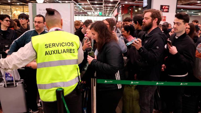 Aglomeración de gente en el vestíbulo de Sants por la avería que afecta a los trenes de alta velocidad. Foto: ACN