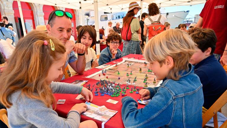 Éxito total de los juegos de mesa sobre antigüedad. Foto: Alfredo González