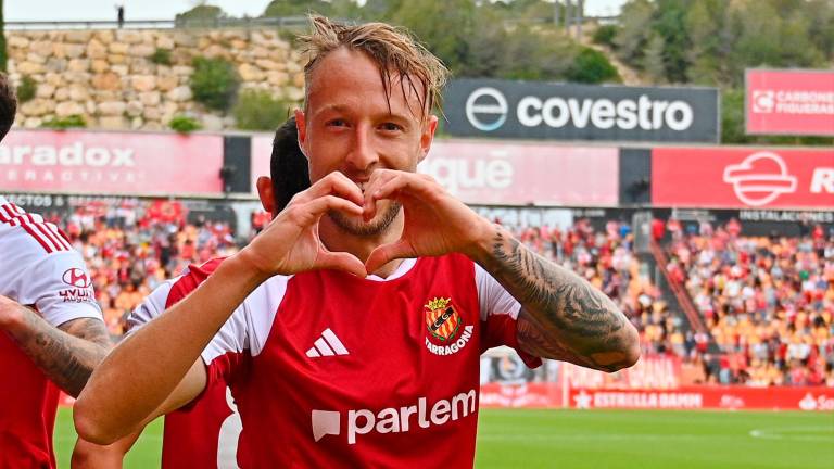 Víctor Narro celebra el gol conseguido en el Nou Estadi ante Unionistas. Foto: Alfredo González
