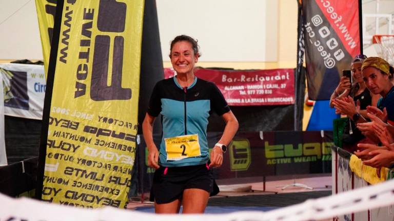 Núria Gil, entrando a meta como ganadora. foto: FEEC